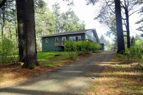 [Image: Immaculate 3BR/2BA Cabin with Deck and Dock]