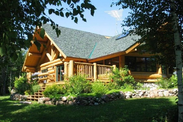 [Image: Secluded Luxury Log Home in Wisconsin Wilderness]