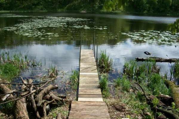 [Image: Quiet Lake Home Rural Setting]