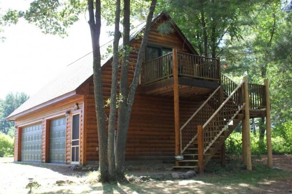 [Image: Cedar Log Home on Devils Lake]