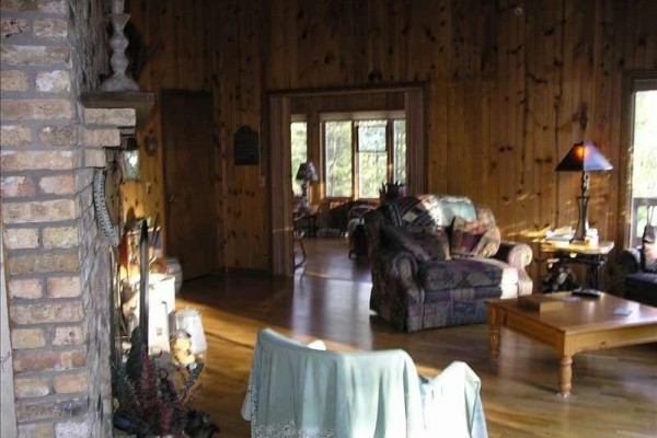 [Image: Beautiful Cabin Located in Voyager Village.]