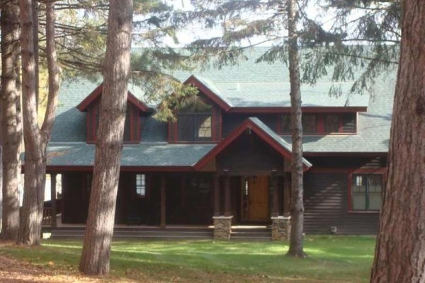 [Image: Executive Lake Home on Bone Lake]