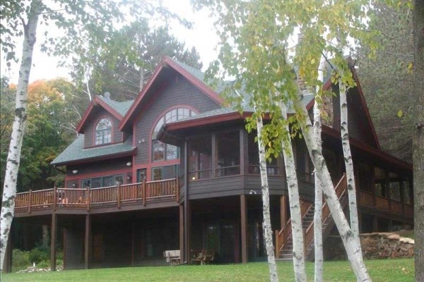 [Image: Executive Lake Home on Bone Lake]