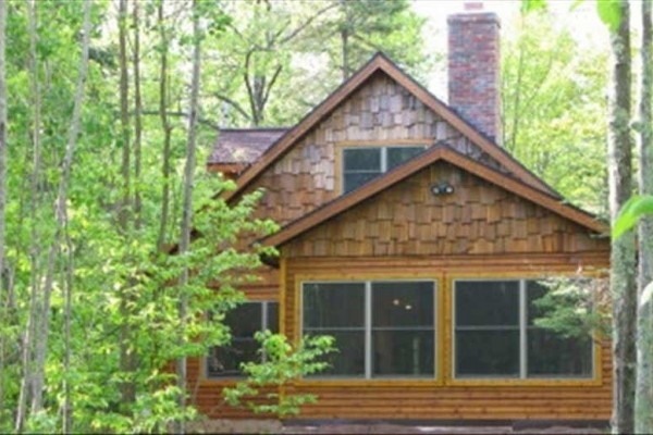 [Image: Beautiful New 3 Bedroom Cabin on the Chippewa River]