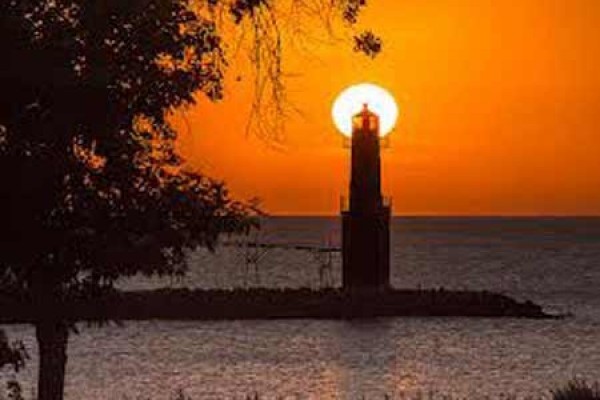 [Image: Free Lake Michigan Sunrises, Room to Sprawl &amp; Relax]