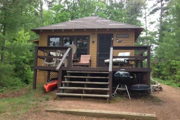 [Image: Lakefront Log Cabin on Wildcat Chain- Open Labor Day]