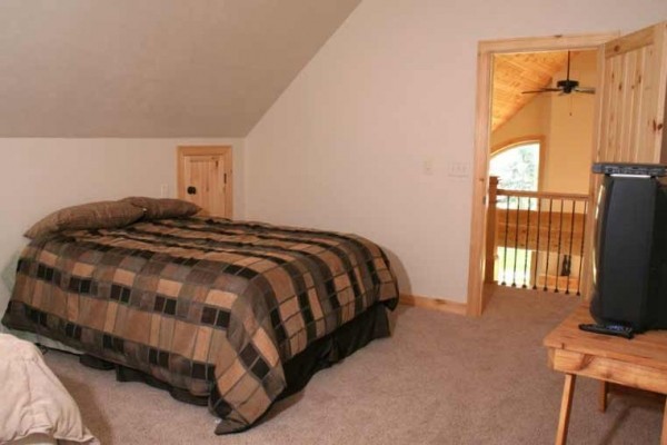 [Image: 4 Bedroom All Season Vacation Cabin in Crivitz, Wi]