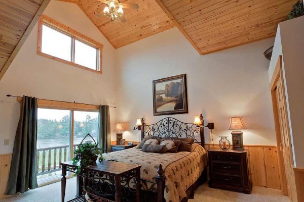 [Image: The Voyageur Crossings 8+ Bedroom Private Vacation Rental Town Home]