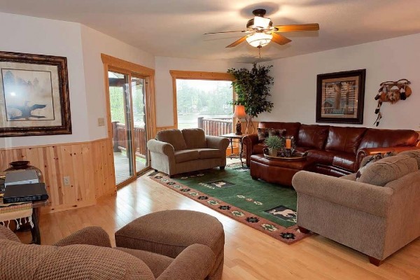 [Image: The Voyageur Crossings 8+ Bedroom Private Vacation Rental Town Home]