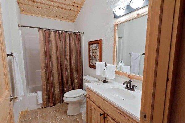 [Image: The Voyageur Crossings 8+ Bedroom Private Vacation Rental Town Home]