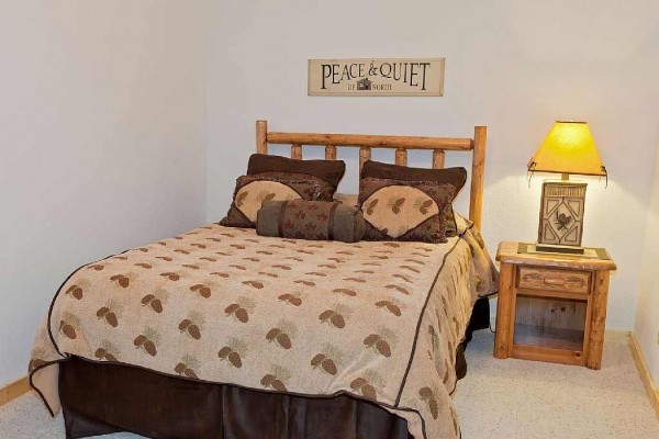 [Image: The Voyageur Crossings 3+ Bedroom Private Vacation Rental Town Home]