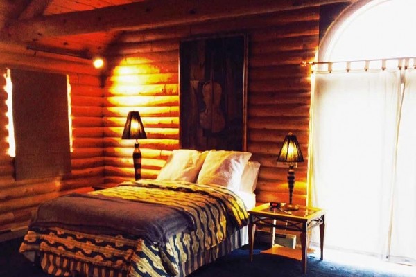 [Image: Luxury Log Home in Magnificent Door County, Wisconsin]