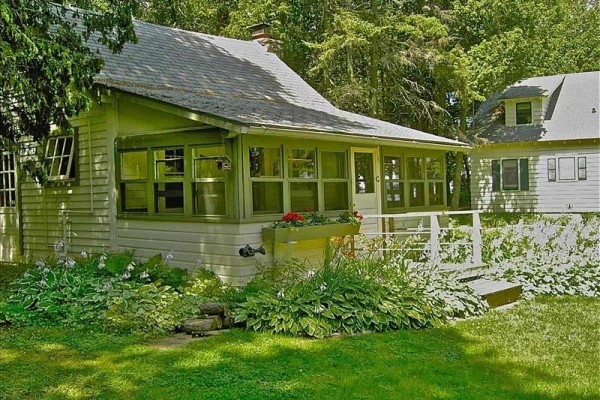 [Image: Lake Front Cottage at Parksedgecottages.Com]