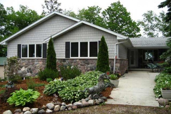 [Image: Large Lake Michigan Home Just Steps from Beach]