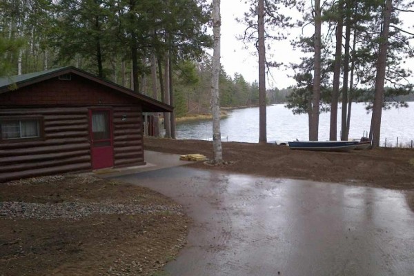 [Image: Peaceful, Pristine Lakefront Log Cabin!]