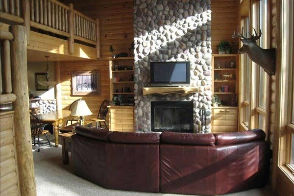 [Image: Spectacular Log Lodge]