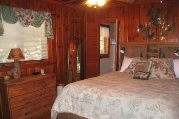 [Image: Northwoods Retreat - Lakeside Cabin]