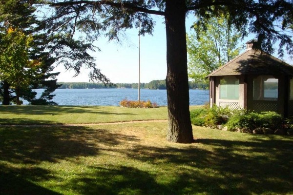 [Image: Iconic Rest Lake Executive Home Winter Wonderland]