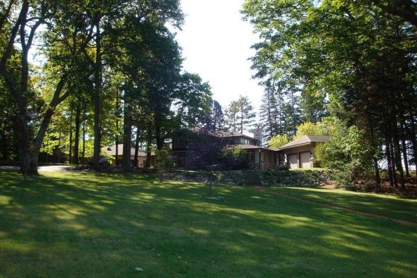 [Image: Iconic Rest Lake Executive Home Winter Wonderland]