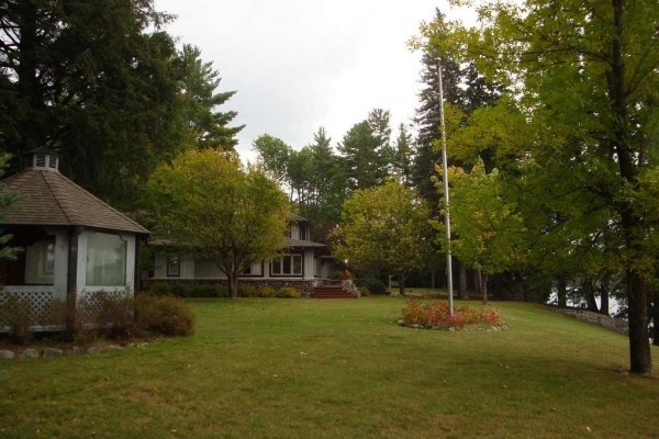 [Image: Iconic Rest Lake Executive Home Winter Wonderland]