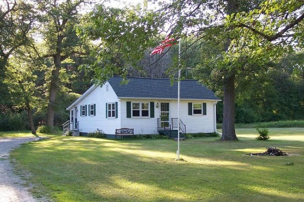 [Image: Bay Breeze Cottage - 4 Season Fully Outfitted Vacation Getaway!]