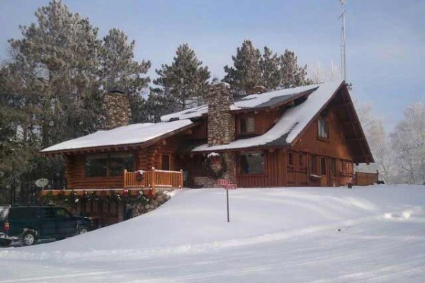 [Image: Historic Lakefront Lodge Located on Carlin Lake]