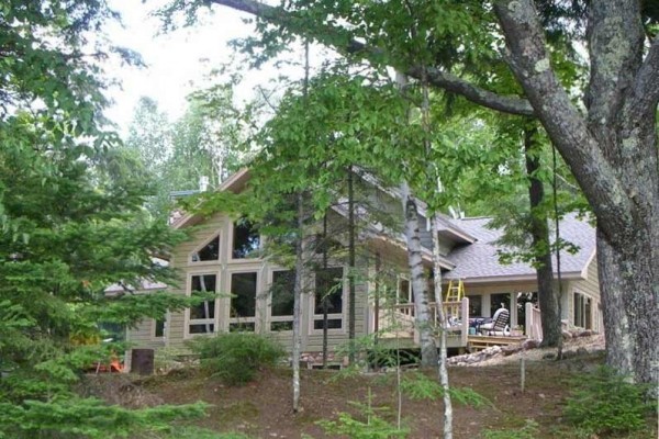 [Image: Lakefront Home Great for Family Vacations]