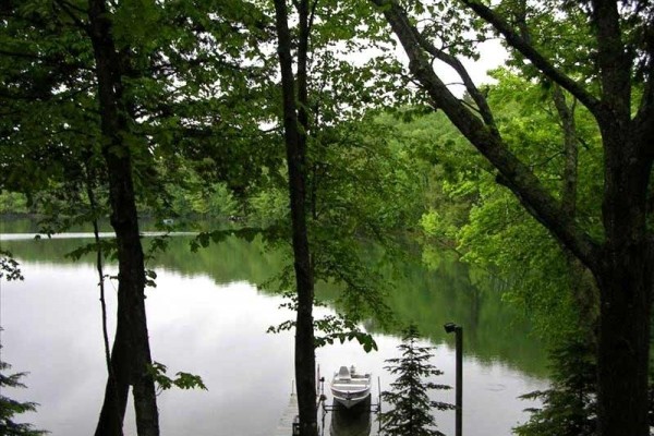 [Image: Lakefront Home Great for Family Vacations]