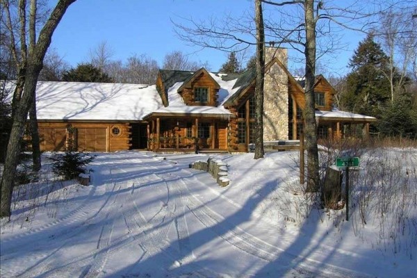 [Image: Cozy, Luxury Log Cabin in the Woods with Beach Access]