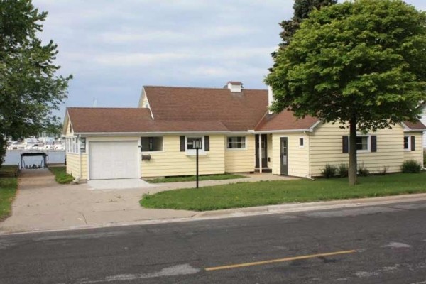 [Image: 4BR House in Sturgeon Bay, Waterfront, 2blks to Town -Available 09-2014]