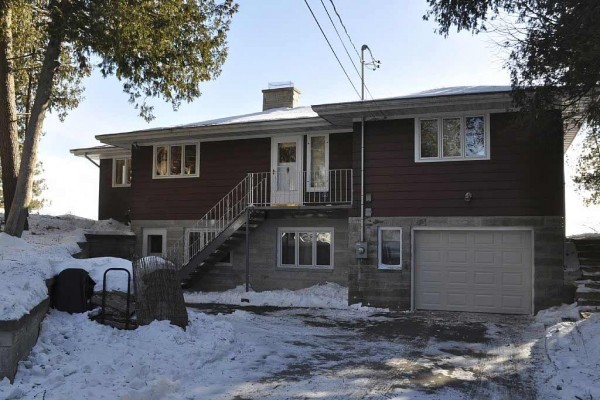 [Image: Family Friendly Glidden Drive Beach Retreat on Lake Michigan]