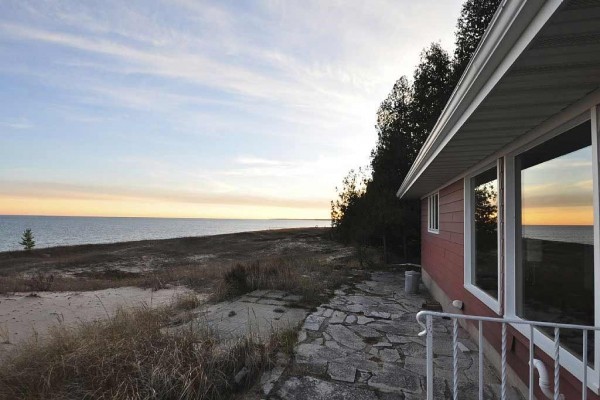 [Image: Family Friendly Glidden Drive Beach Retreat on Lake Michigan]