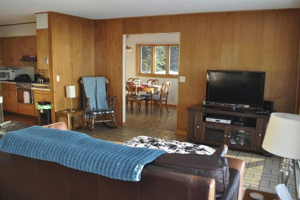 [Image: Family Friendly Glidden Drive Beach Retreat on Lake Michigan]