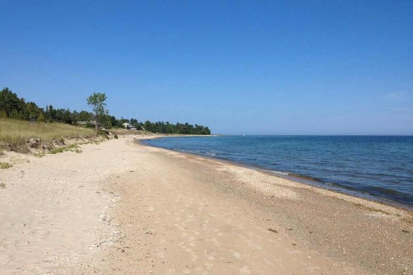 [Image: Family Friendly Glidden Drive Beach Retreat on Lake Michigan]