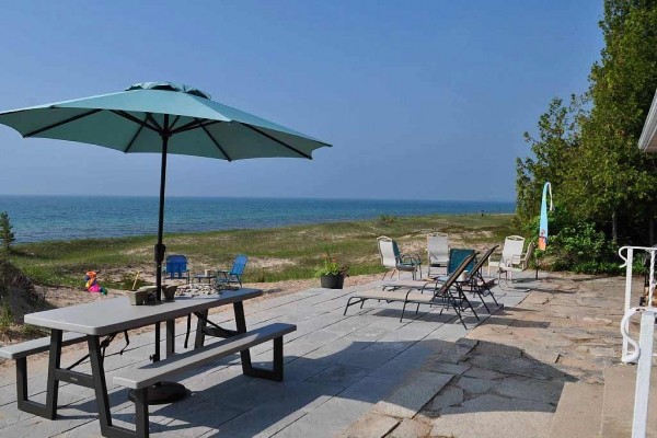 [Image: Family Friendly Glidden Drive Beach Retreat on Lake Michigan]