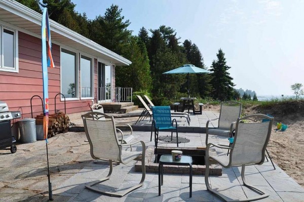 [Image: Family Friendly Glidden Drive Beach Retreat on Lake Michigan]