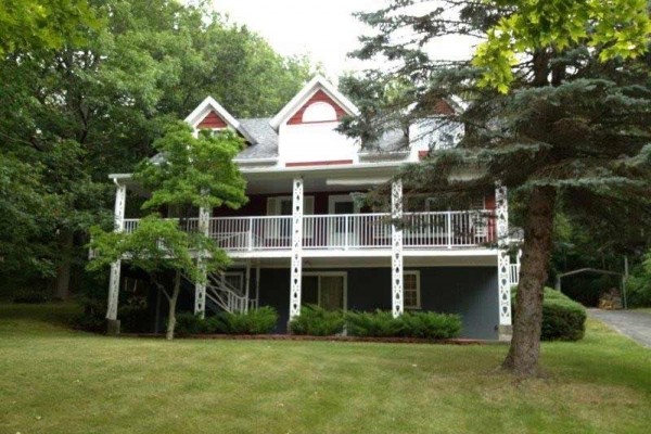 [Image: Spacious Home on Bay Shore Drive 5 Bedrooms &amp; 5 Bath]