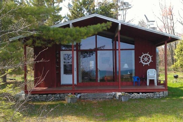 [Image: The Cottage on Lake Michigan â Large Sand Beach, Wooded Lot, Family Friendly]