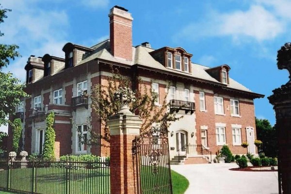 [Image: Historic Family Friendly Mansion Right on Lake Michigan! Sleeps up to 24!]