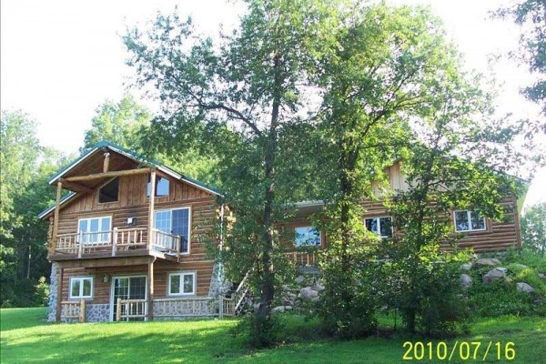 [Image: Spacious Water Front, Log Chalet; Lofted Ceilings, Fireplace]