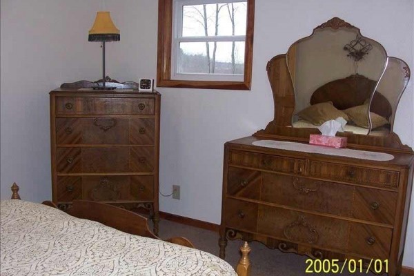 [Image: Spacious Water Front, Log Chalet; Lofted Ceilings, Fireplace]