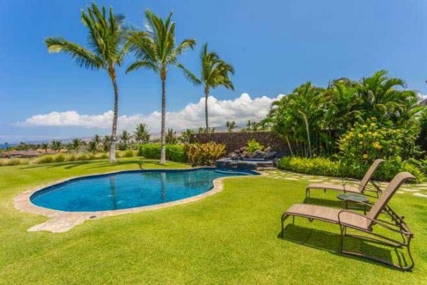 [Image: Spacious Townhome with Ocean Views. Walk to the Best Beaches on the Island.]