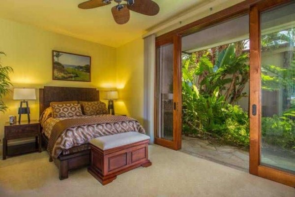 [Image: Spacious Townhome with Ocean Views. Walk to the Best Beaches on the Island.]