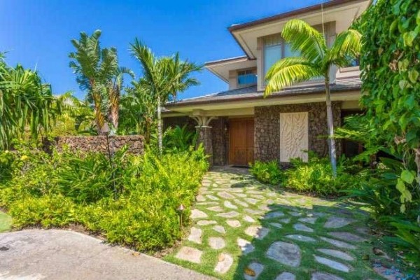 [Image: Spacious Townhome with Ocean Views. Walk to the Best Beaches on the Island.]