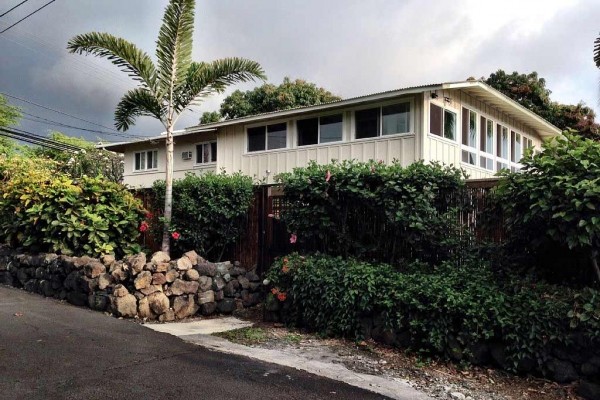 [Image: Tropical Living, Hawaiian-Style Home. 1 Mile from Kona Town.]