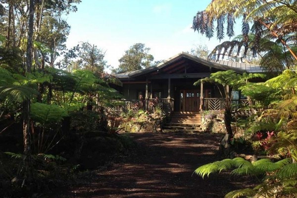 [Image: Extreme Privacy. 3-Acre Craftsman Estate; Hot Tub; Volcanoes National Park 5 Mi.]