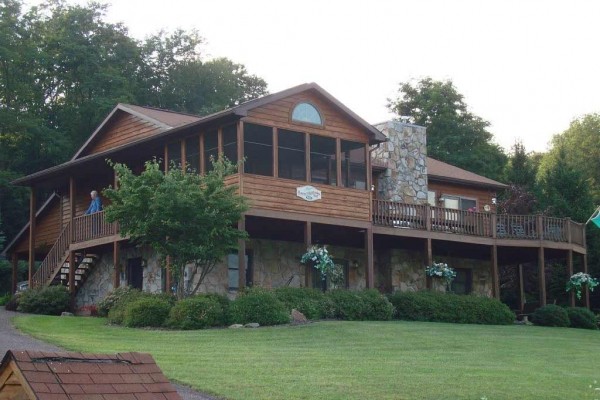 [Image: Gorgeous Lake Front Resort Home in the Mountains]