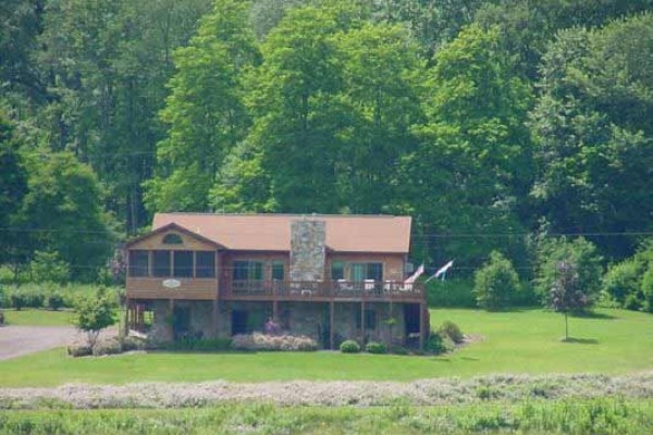 [Image: Gorgeous Lake Front Resort Home in the Mountains]