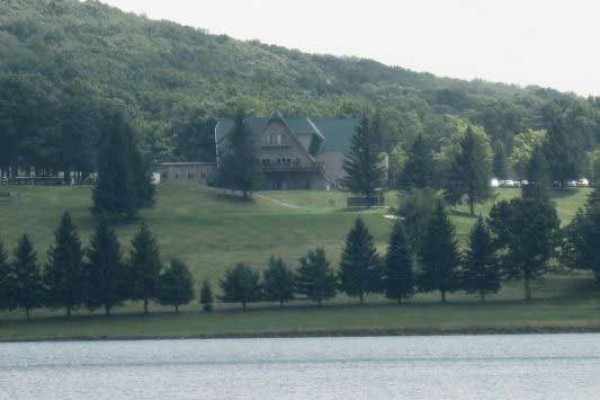 [Image: Gorgeous Lake Front Resort Home in the Mountains]