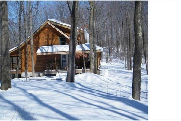 [Image: Secluded Luxury Log Cabin on 40 Acres Near Tygart River &amp; Lake]